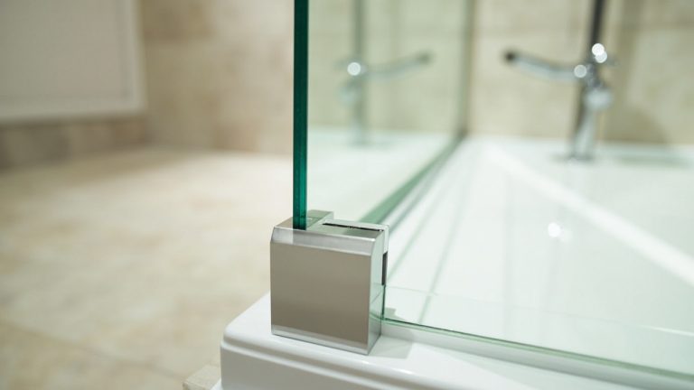 paroi de douche sur receveur : pose sûre et étanche