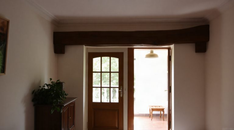 Pose d'un chambranle en bois autour d'une porte intérieure