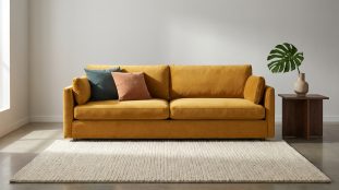 Canapé jaune moutarde moderne avec coussins bleu-vert et rose, tapis clair, table d'appoint en bois et plante verte.