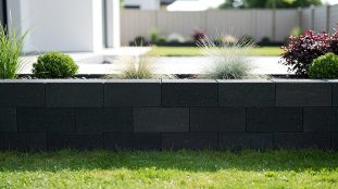 mur en blocs terrasto anthracite dans un jardin co